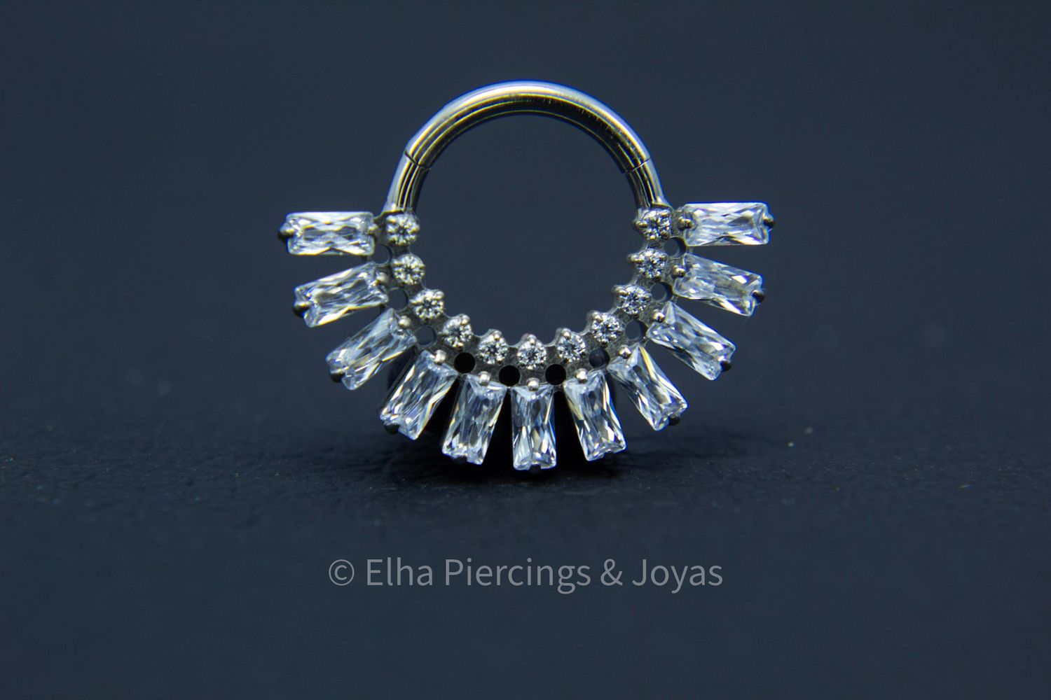 Argolla con 11 cristales de zirconia rectangulares y 11 redondos