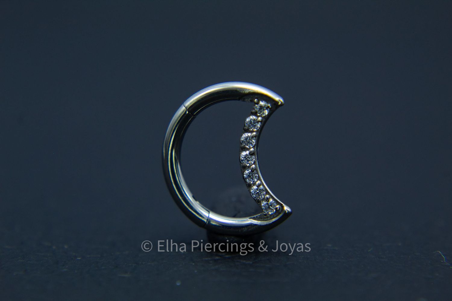 Argolla forma media luna con cristales de zirconia