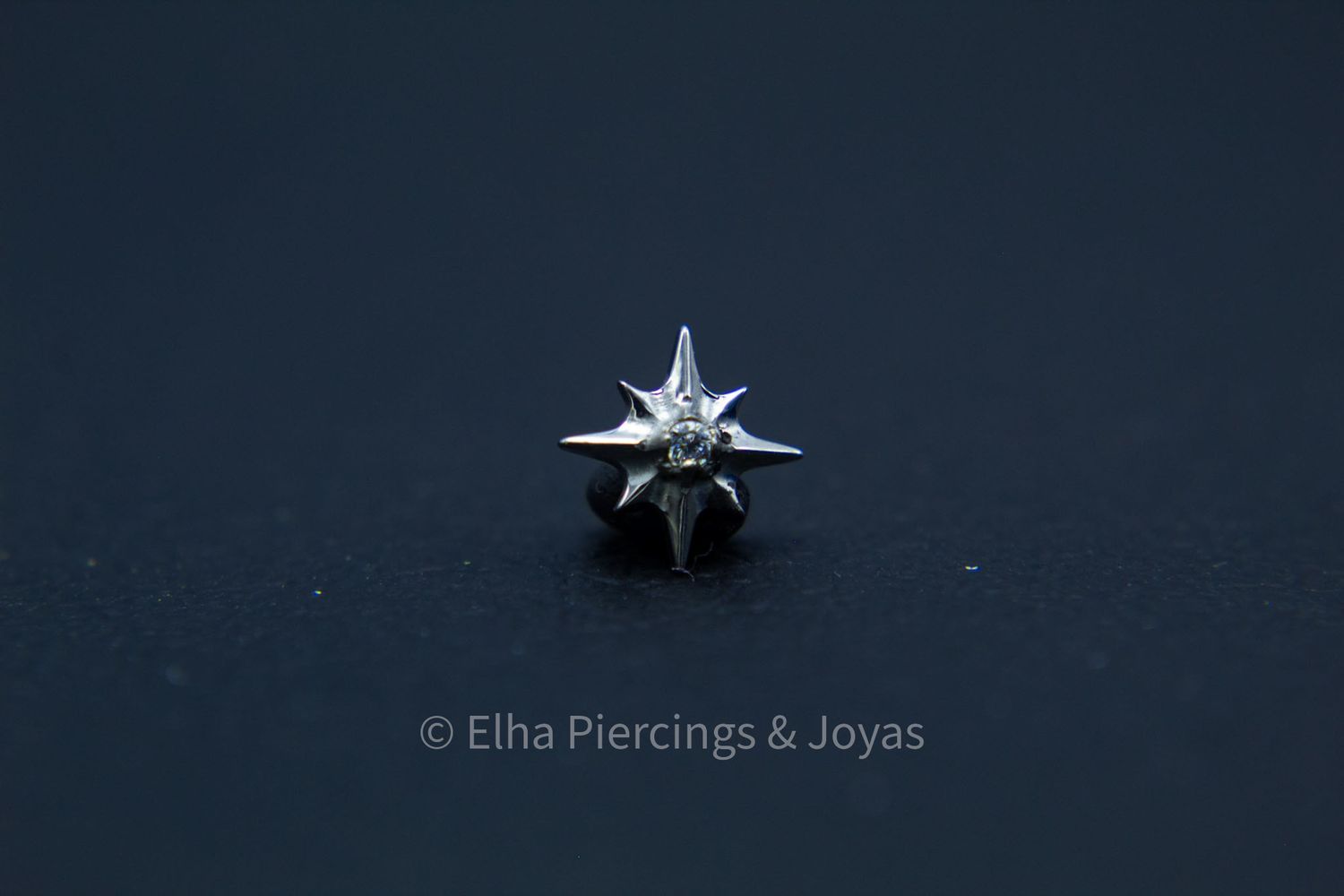 Forma estrella de 8 puntas con cristal de zirconia