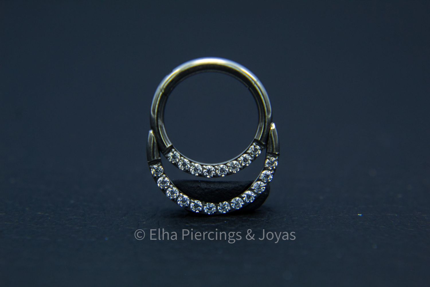 Argolla doble linea separada de cristales