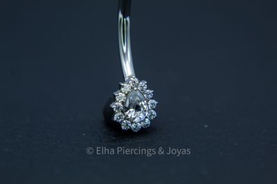 Flor con cristal de zirconia forma de gota