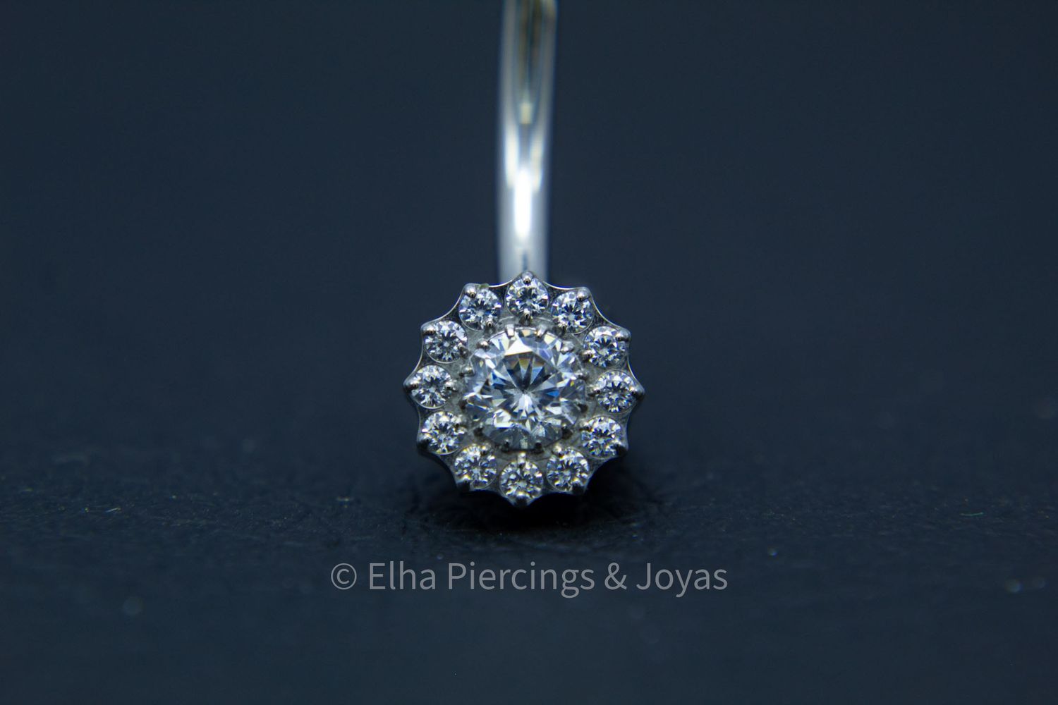 Flor redonda de cristales de zirconia