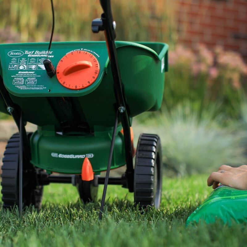 Turf Builder Edgeguard Mini Broadcast Spreader
