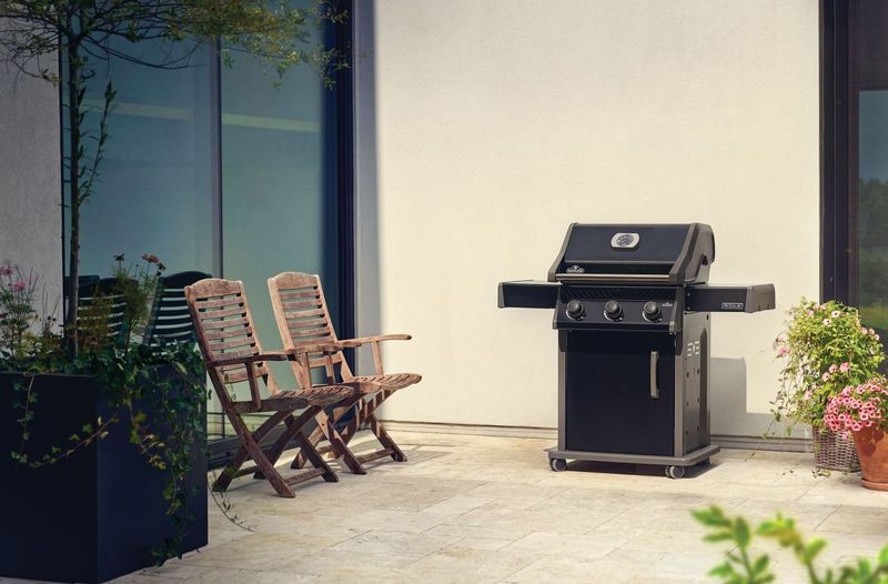 Napoleon - Rogue® 425 Natural Gas Grill - Black