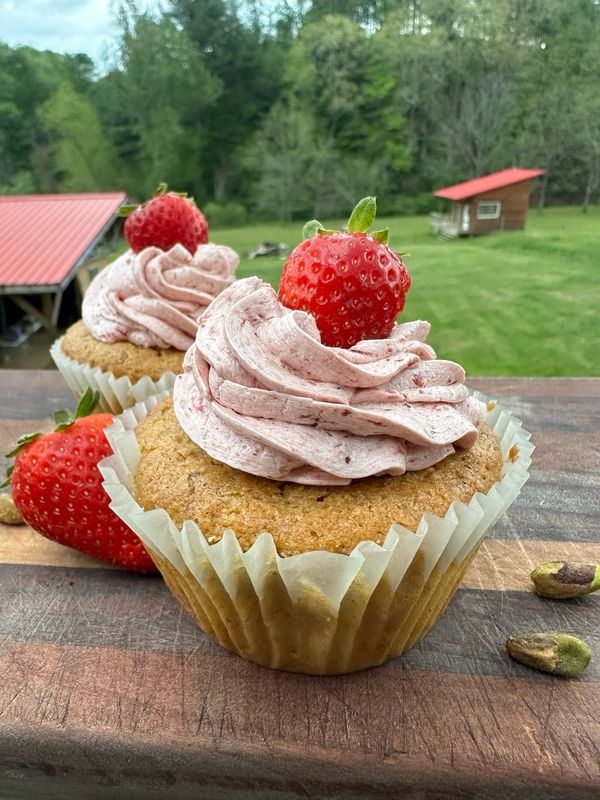 Strawberry Pistachio Cupcake (vegan) Strawberry Pistachio Cupcake (vegan)
