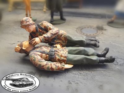 ~ MM ~ handbemalte Figuren &quot;deutscher Sanitäter mit verletztem Soldat &quot; 1/16