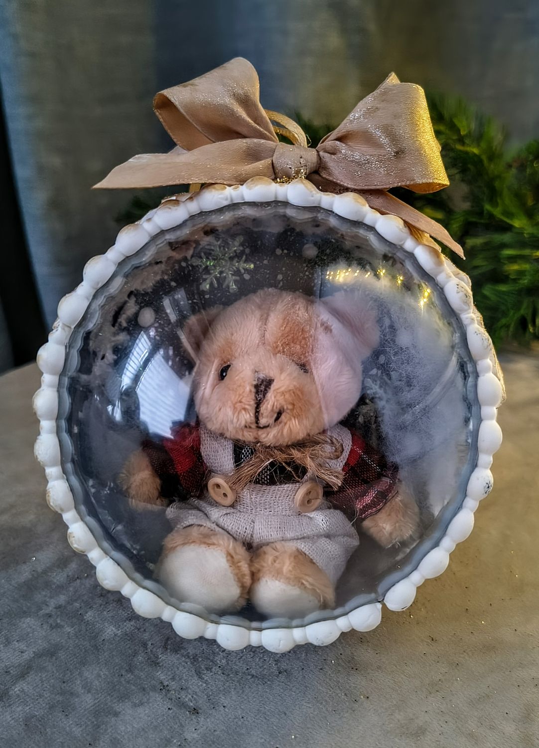 Magiczna Bombka Ręcznie Robiona z Misiem nr 1 &quot;Leśny Przyjaciel&quot; - Wyjątkowa Pamiątka dla Dziecka