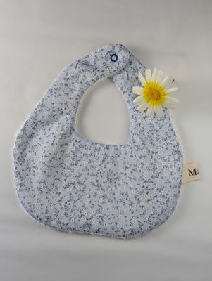 Babero florecita azul