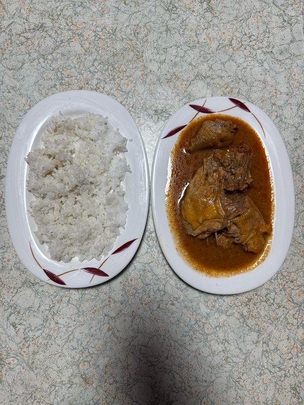 Riz et sauce Kedjenou de poulet