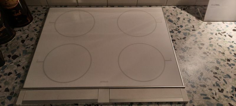 Toestellen: kookplaten: inductiekookplaat Atag HI 250 A wit