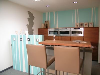 Keuken kiezelgrijs met inox grepen
