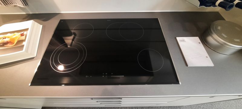 Toestellen: kookplaten: keramische kookplaat Pelgrim CK 3084 R