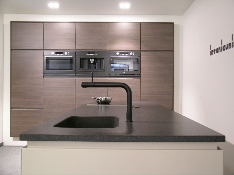 Keuken greeploos Y-Line zandkleur + houtnerf antraciet
