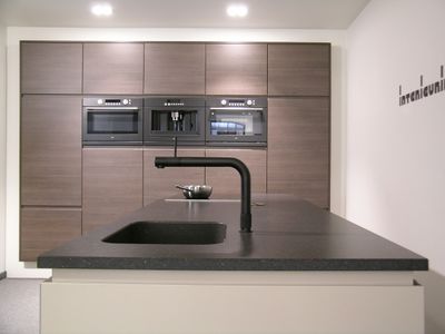 Keuken greeploos Y-Line zandkleur + houtnerf antraciet