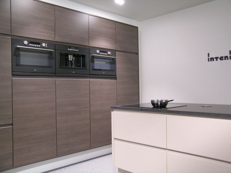 Keuken greeploos Y-Line zandkleur + houtnerf antraciet