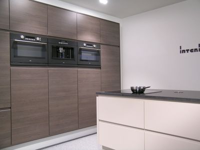 Keuken greeploos Y-Line zandkleur + houtnerf antraciet