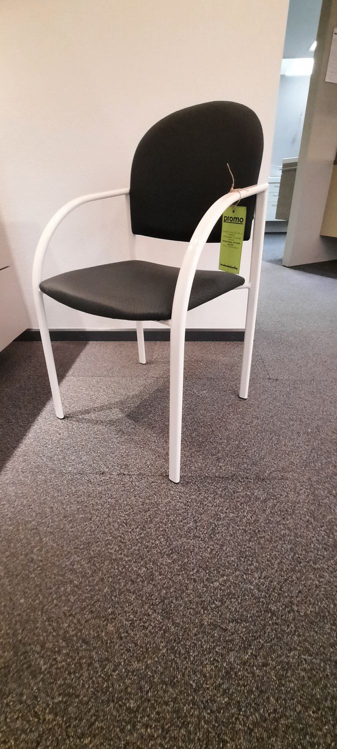 Meubilair: stoel model St. Vipy