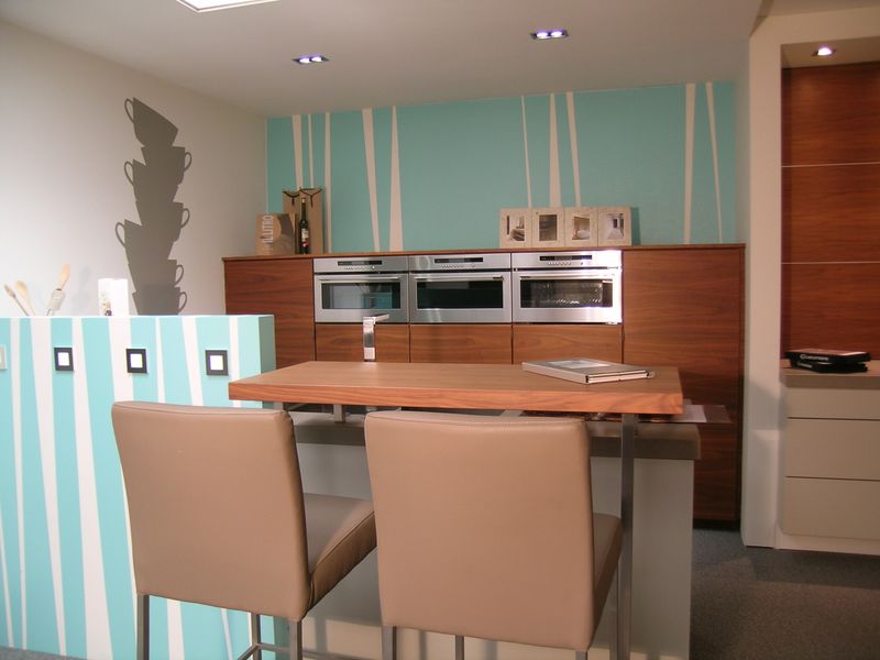 Keuken met grepen maatwerk melamine kiezelgrijs /notelaar fineer