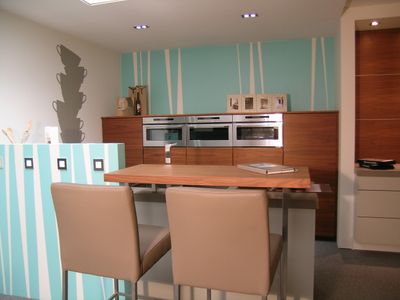 Keuken met grepen maatwerk melamine kiezelgrijs /notelaar fineer