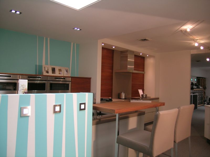 Keuken met grepen maatwerk melamine kiezelgrijs /notelaar fineer