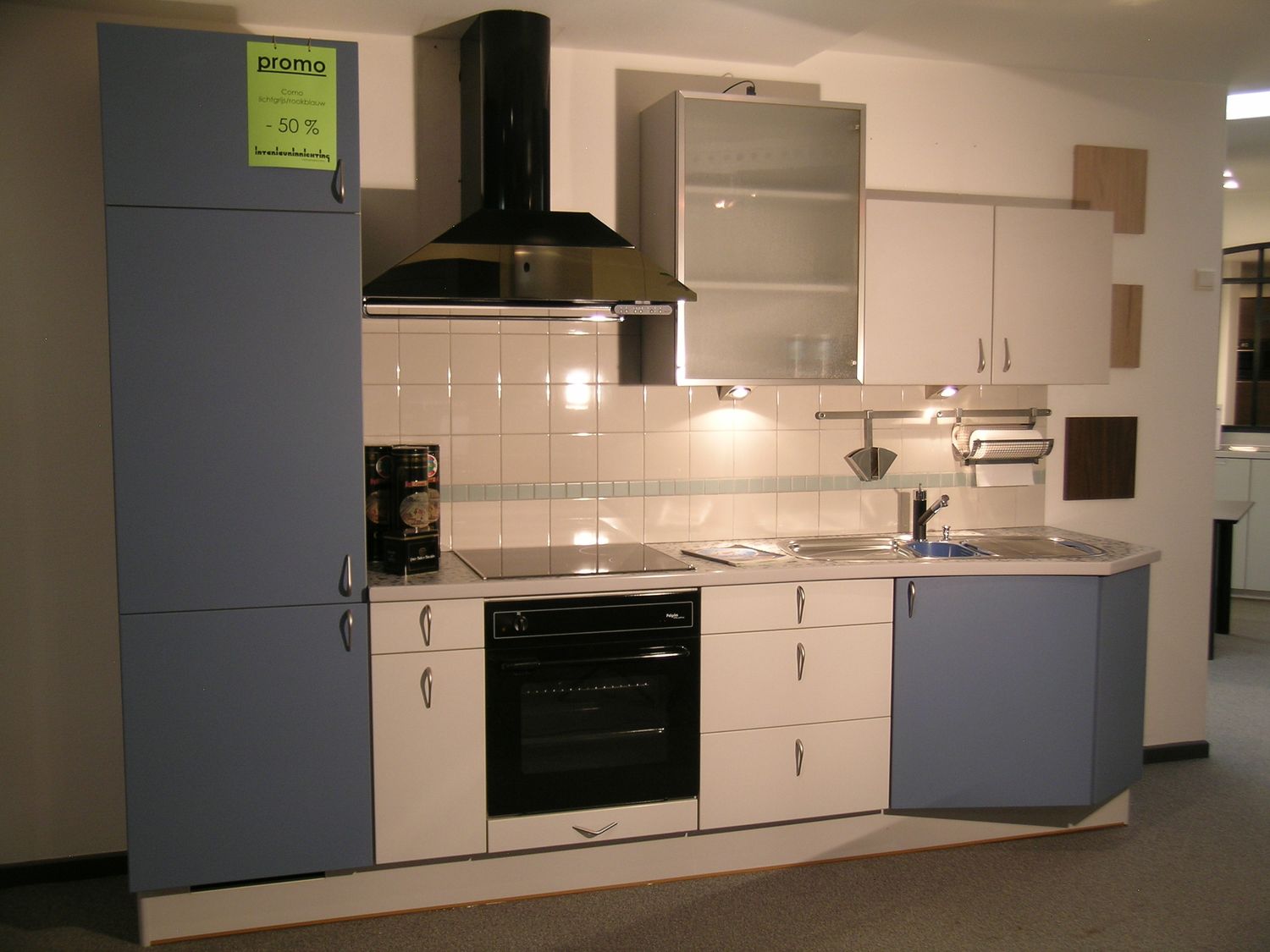 Keuken met grepen Como lichtgrijs-rookblauw