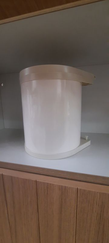 Keukens: keukentoebehoren: afvalemmer rond 5 lt. wit