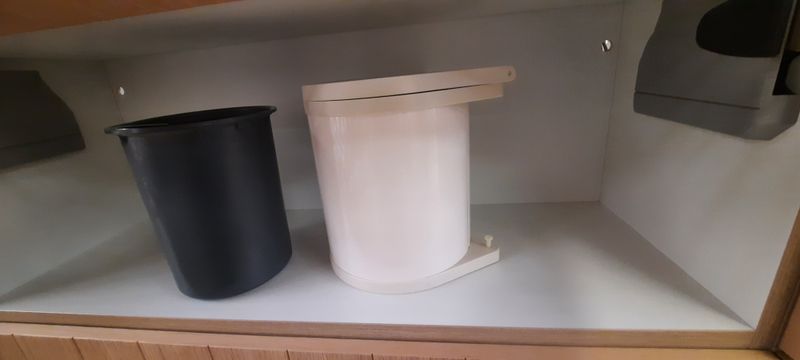 Keukens: keukentoebehoren: afvalemmer rond 5 lt. wit