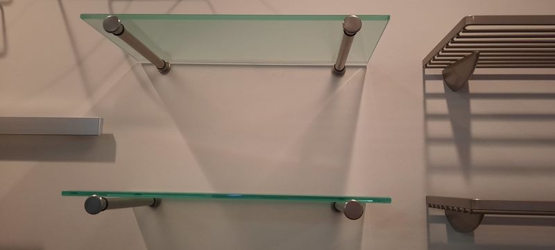Keukens: keukentoebehoren: legplank gezuurd glas met houders inox-look