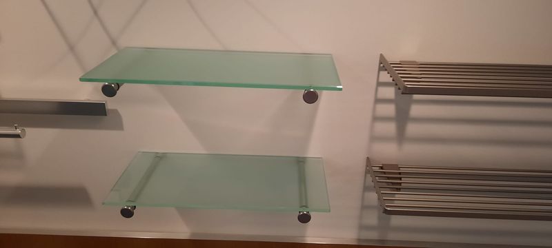 Keukens: keukentoebehoren: legplank gezuurd glas met houders inox-look