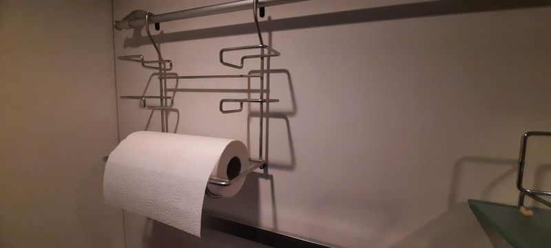 Keukens: keukentoebehoren: inox houder voor huishoudrol en folie's
