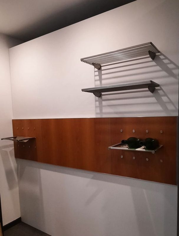 Keukentoebehoren: wandsysteem: huishoudrol en wijnflessenhouder inox