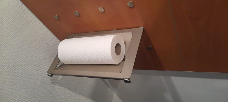 Keukentoebehoren: wandsysteem: huishoudrol en wijnflessenhouder inox