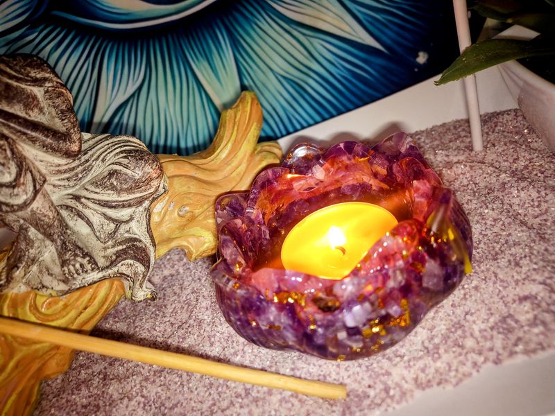 Bougeoir Lotus Chips Améthyste/feuille d'or (Résine)