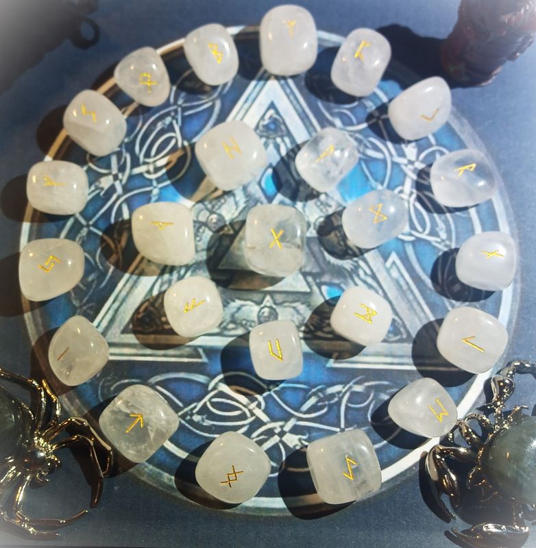 Set 24 Runes en Cristal de Roche naturelle