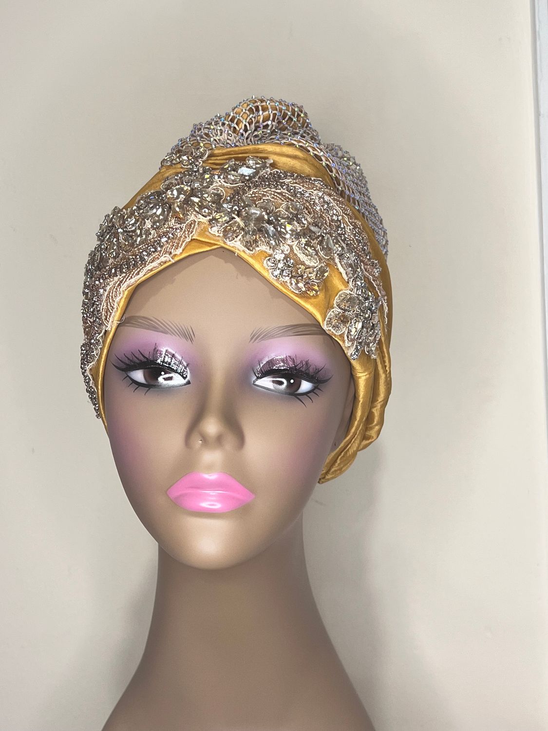 A grandiose yellow cap