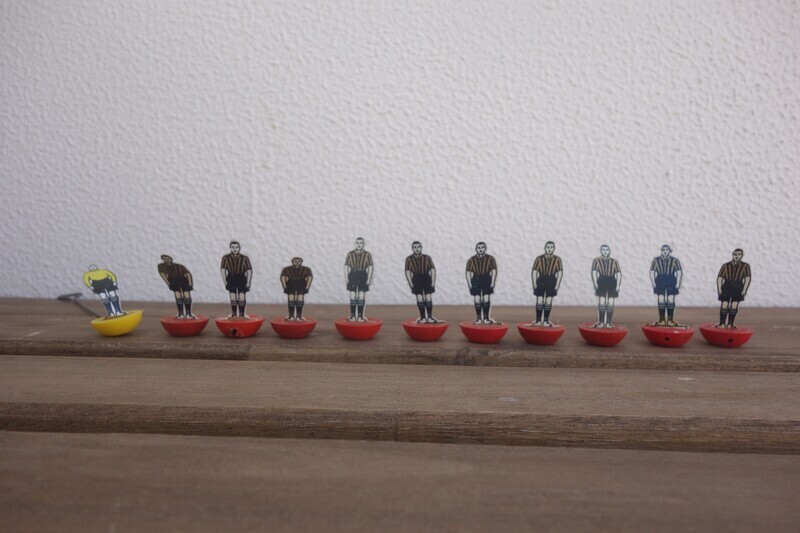 Subbuteo flat celluloid team ref 30  very nice on bases