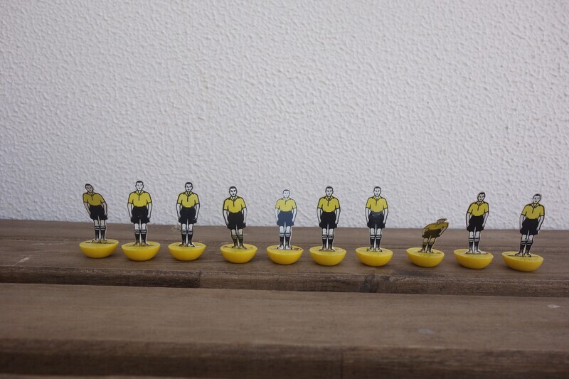 Subbuteo flat celluloid team 28 norwich