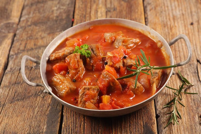 Carne con tomate