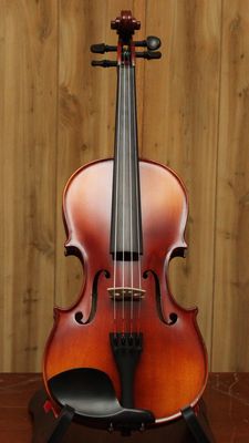 Krutz 100 Series 4/4 Violin Outfit w/Case &amp; Bow