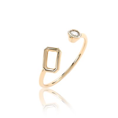 Bague ouverte de couleur or jaune avec une monture rectangulaire vide et une pierre ronde, sur un fond uni gris clair.