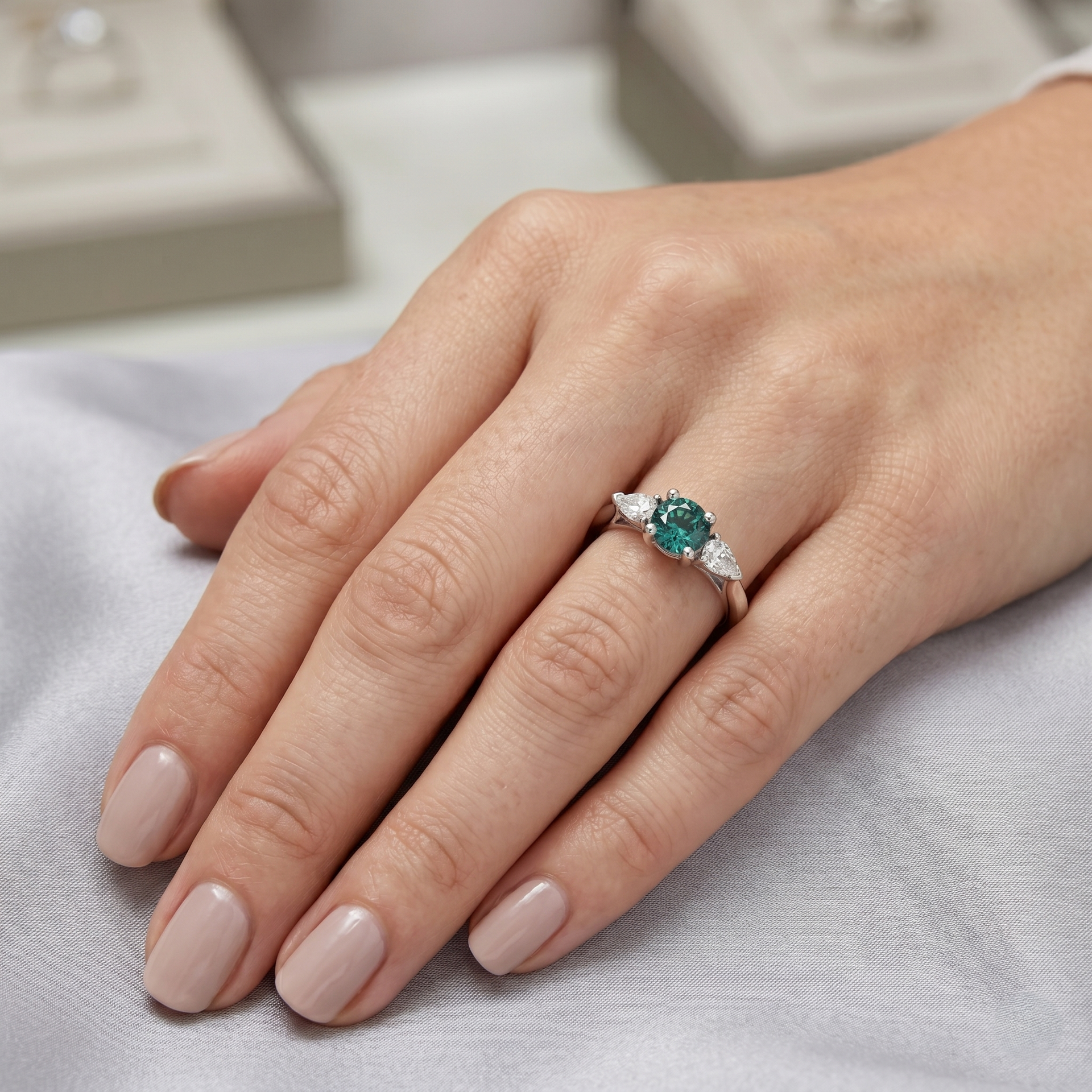 Bague Trilogie - Tourmaline Verte de Namibie & Diamants Poires