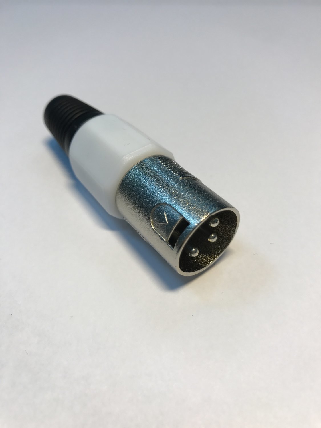 Разъем XLR 3P "шт" металл цанга на кабель, белый.