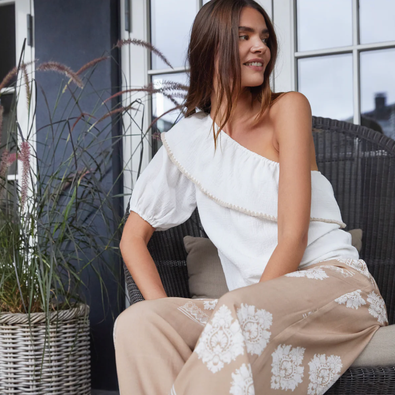Beckie Off Shoulder Blouse - White W/Sand