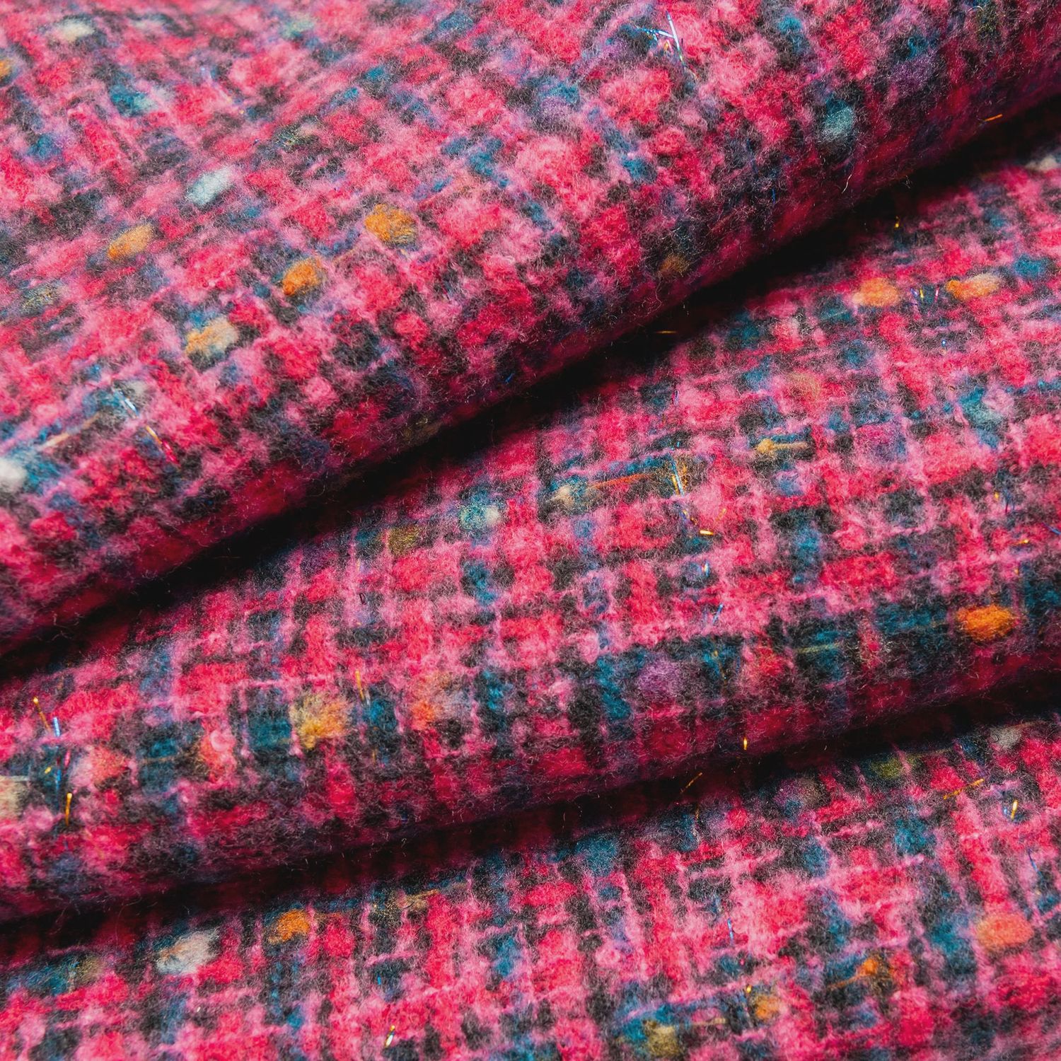 Women&#39;s Woven Scarf with Metallic Yarn and Fringe Edges - Fuchsia