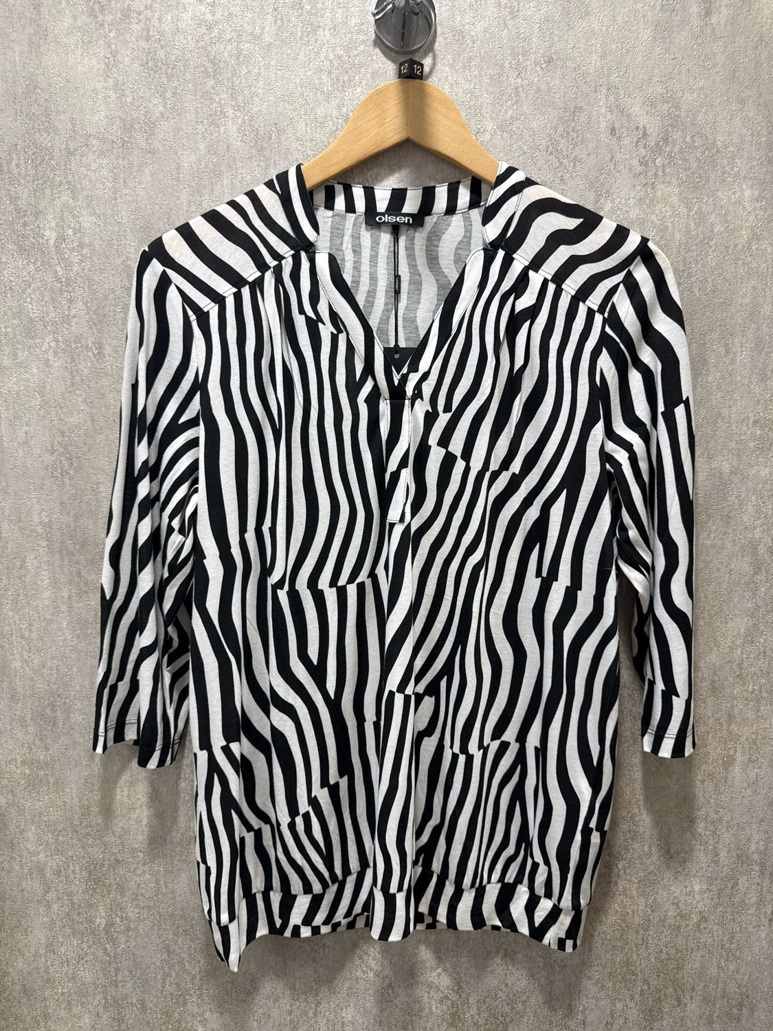 Golden Glow Black/White 3/4 Sleeve Tunic Neck Top - 11105359