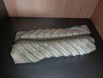 Trousse "déchire beige/vert"