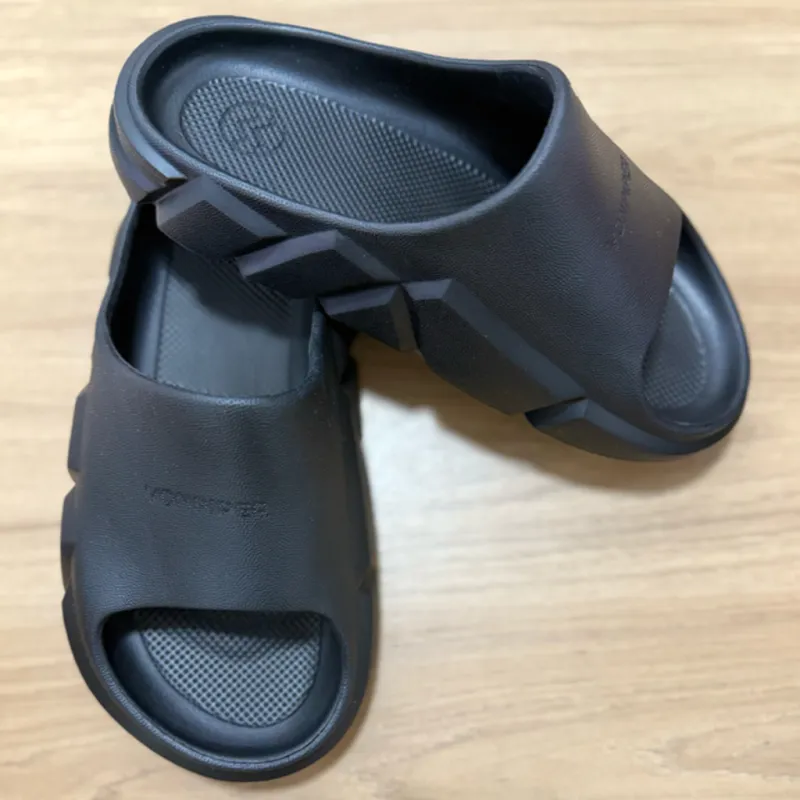 Cloudy Square Black Flip Flops - Stylish Summer Sandals for Ultimate Comfort and Versatility