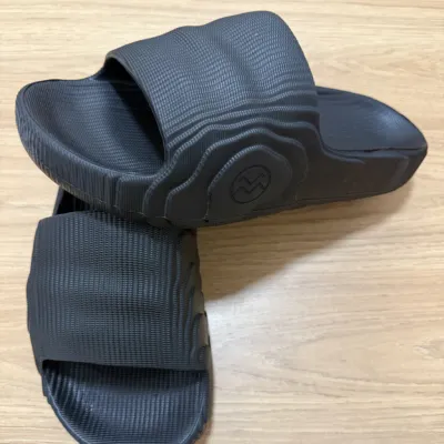 3D Cloud Slides in Black