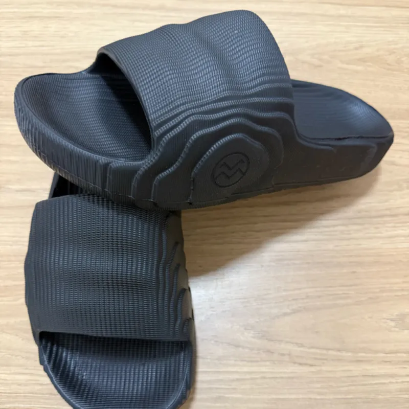 3D Cloud Slides in Black