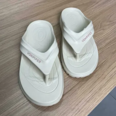 Off-White Cloud Slippers - Classic Comfort Footwear for Relaxed Days